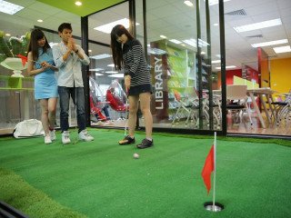 Sân tập golf mini tại trung tâm Anh ngữ Tràng Thi Hà Nội
