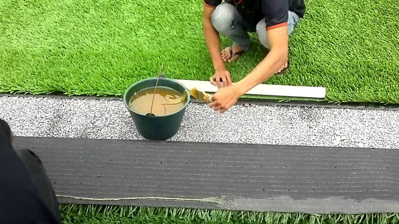 tự chăm sóc cỏ nhân tạo sân bóng